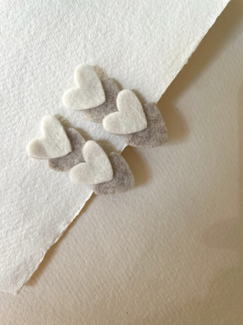 Haarspeld hartjes wit/beige (2 stuks)