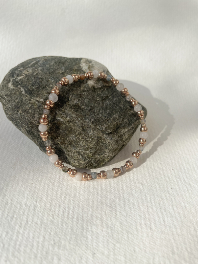 Armbandje grijs met goud