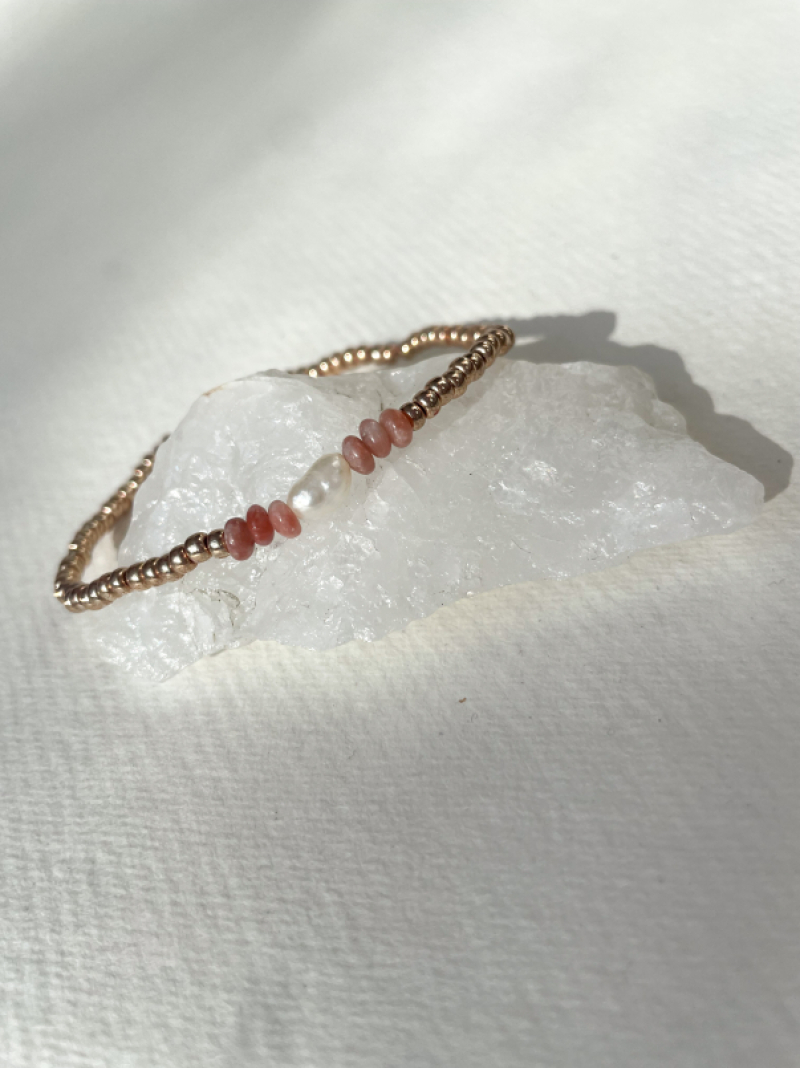 Armbandje parel roze