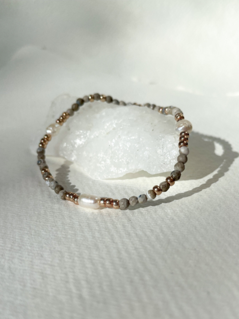 Armbandje grijs met zoet water parels