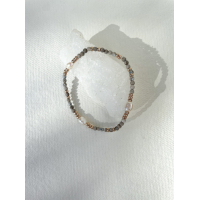 Armbandje grijs met zoet water parels