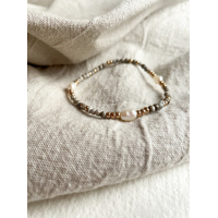 Armbandje grijs met zoet water parels